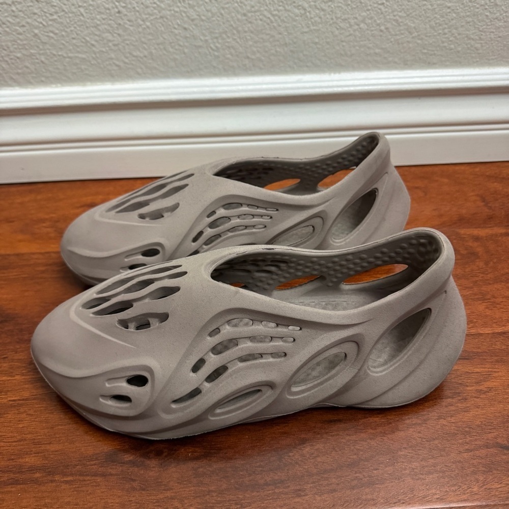 Men's Slip-On Casual Foam Shoes in Light Gray